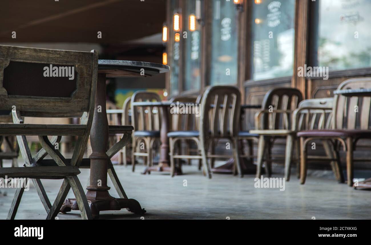 Leerer Kunde im alten Restaurant im Freien in Pandemiesituation Stockfoto