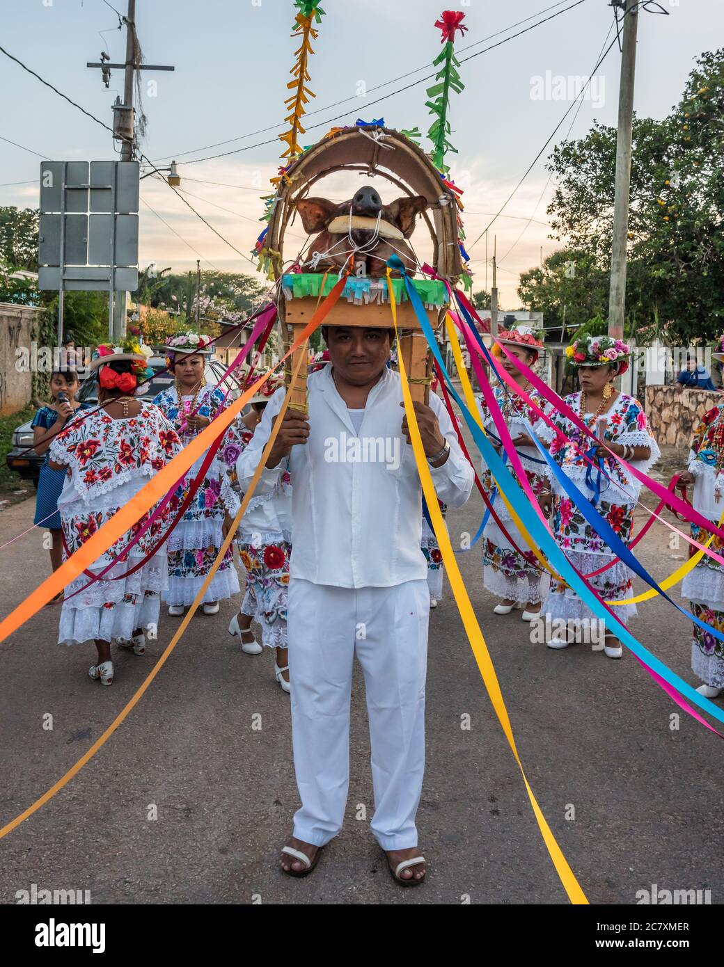 Ein Mann, der den Kopf des Schweins trägt, bereitet sich auf den Tanz des Schweinekopfes und der Türkei vor, oder Baile de la cabeza del cochino y del pavo in Santa Eleana Stockfoto