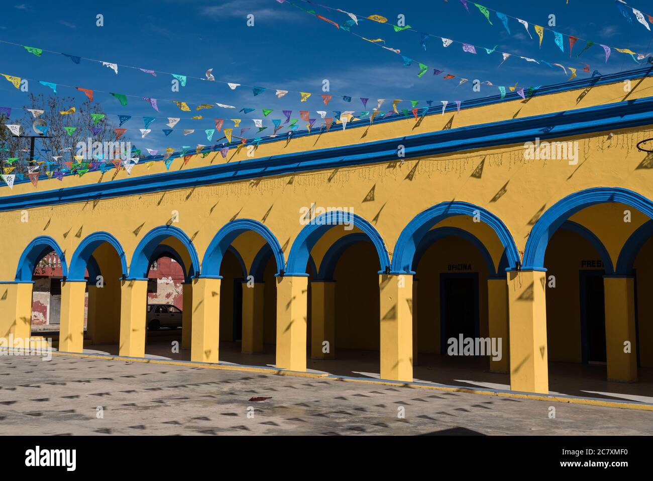 Die bunt bemalten Bögen des Stadtpalastes oder des Rathauses in Chapab de las Flores in Yucatan, Mexiko. Stockfoto