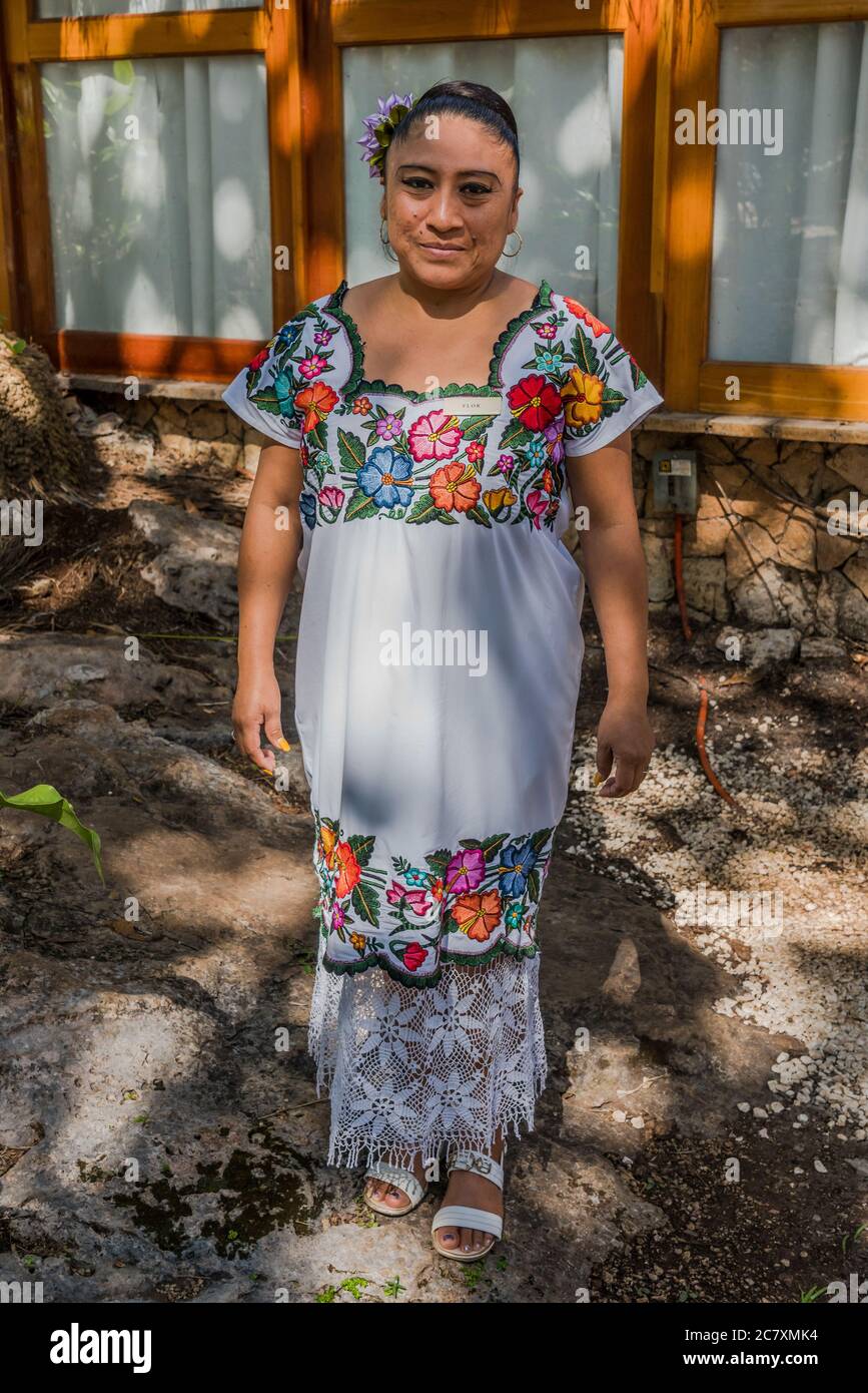 Porträt einer Maya-Frau in einem traditionellen bestickten Huipil (lange Bluse) und gehäkelten Rock im Mayaland Hotel in der Nähe von Chichen Itza, Yucatan, Mexi Stockfoto