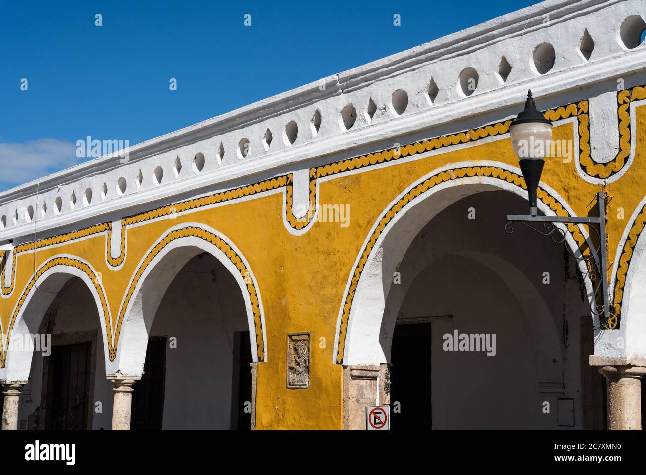 Architektonisches Detail in Izamal, Yucatan, Mexiko, bekannt als die Gelbe Stadt. Die historische Stadt Izamal ist ein UNESCO-Weltkulturerbe. Stockfoto