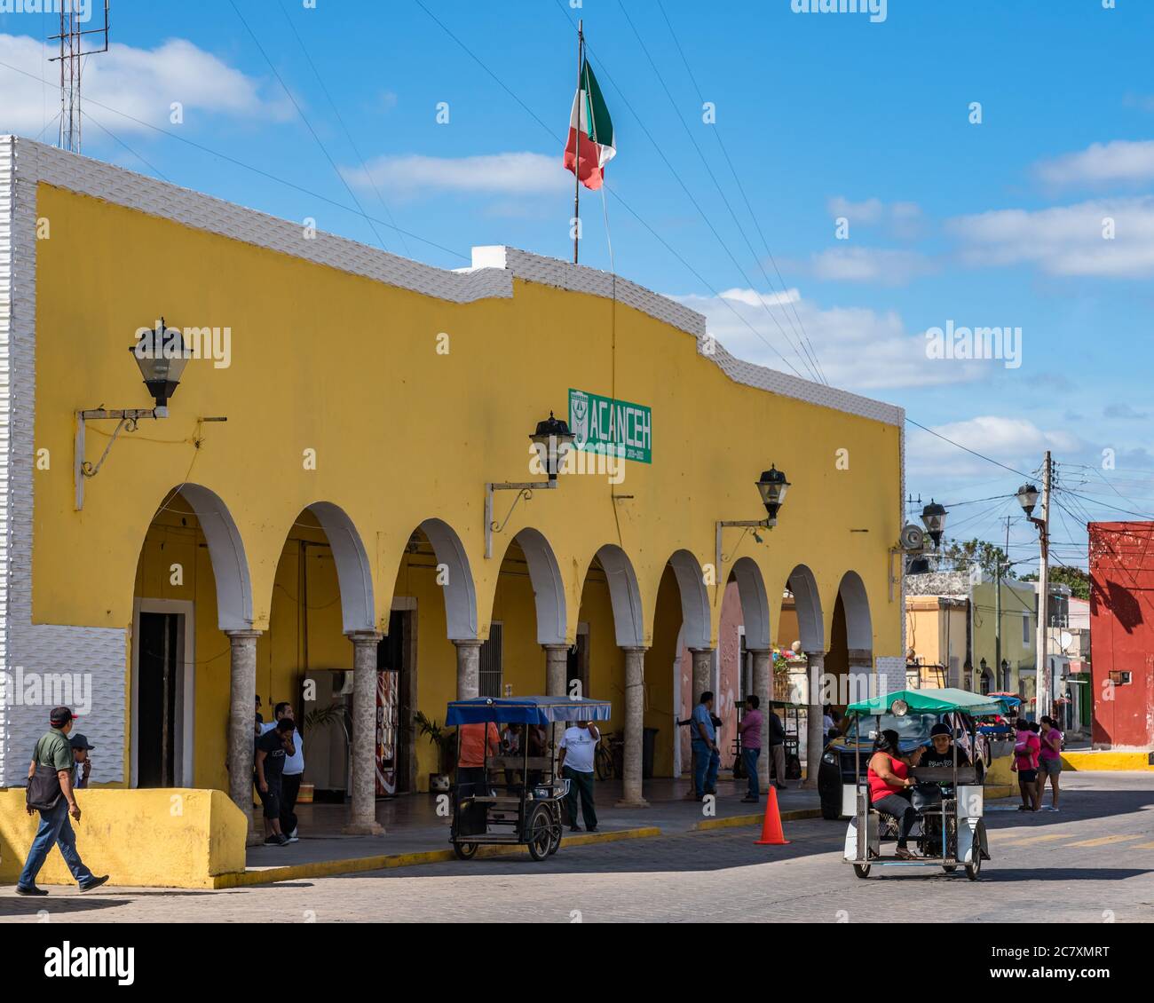 Ein Motorradtaxi auf der Straße vor dem Stadtpalast oder Rathaus in Acanceh, Yucatan, Mexiko. Stockfoto