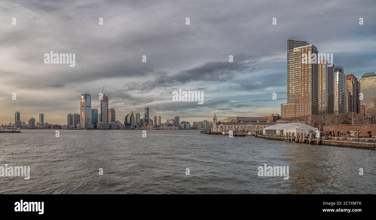 Skyline von Manhattan und Hudson River in New York City, USA Tageslichtblick mit Wolken am Himmel Stockfoto