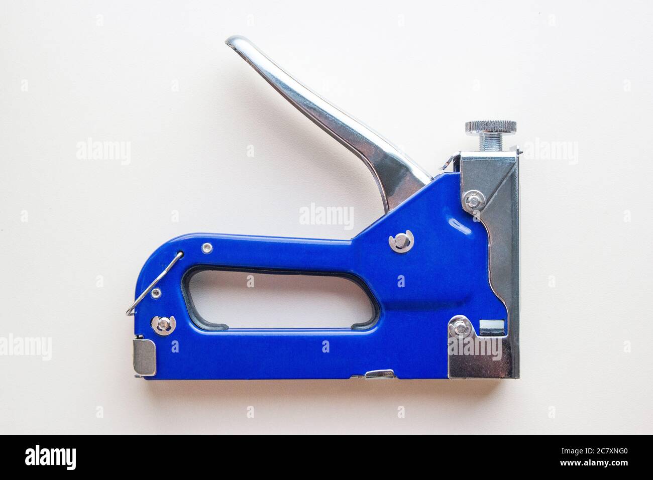 Blaue industrielle Heftmaschine Pistole, Möbelindustrie Hardware. Isoliert Stockfoto