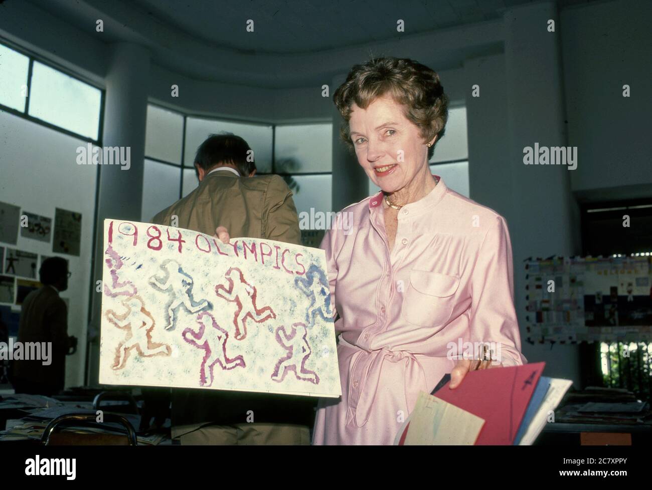 Schauspielerin Jane Wyatt von der klassischen Fernsehsendung Father Knows Best mit einem Poster Design für die Olympischen Spiele 1984 in Los Angeles, CA Stockfoto