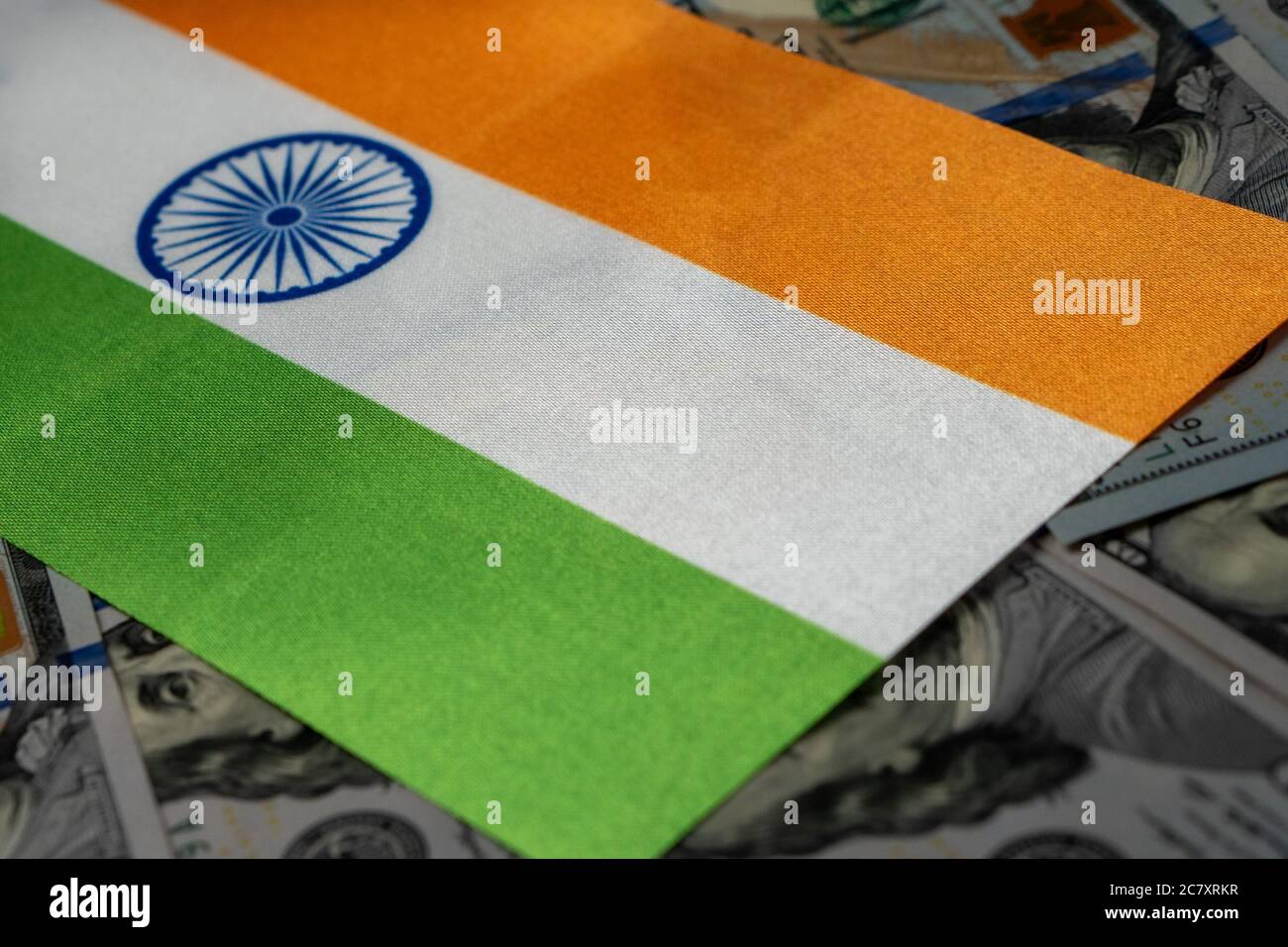 Flagge Indiens mit US-Dollar als Hintergrund. Konzept für Investoren, Soft Focus Stockfoto