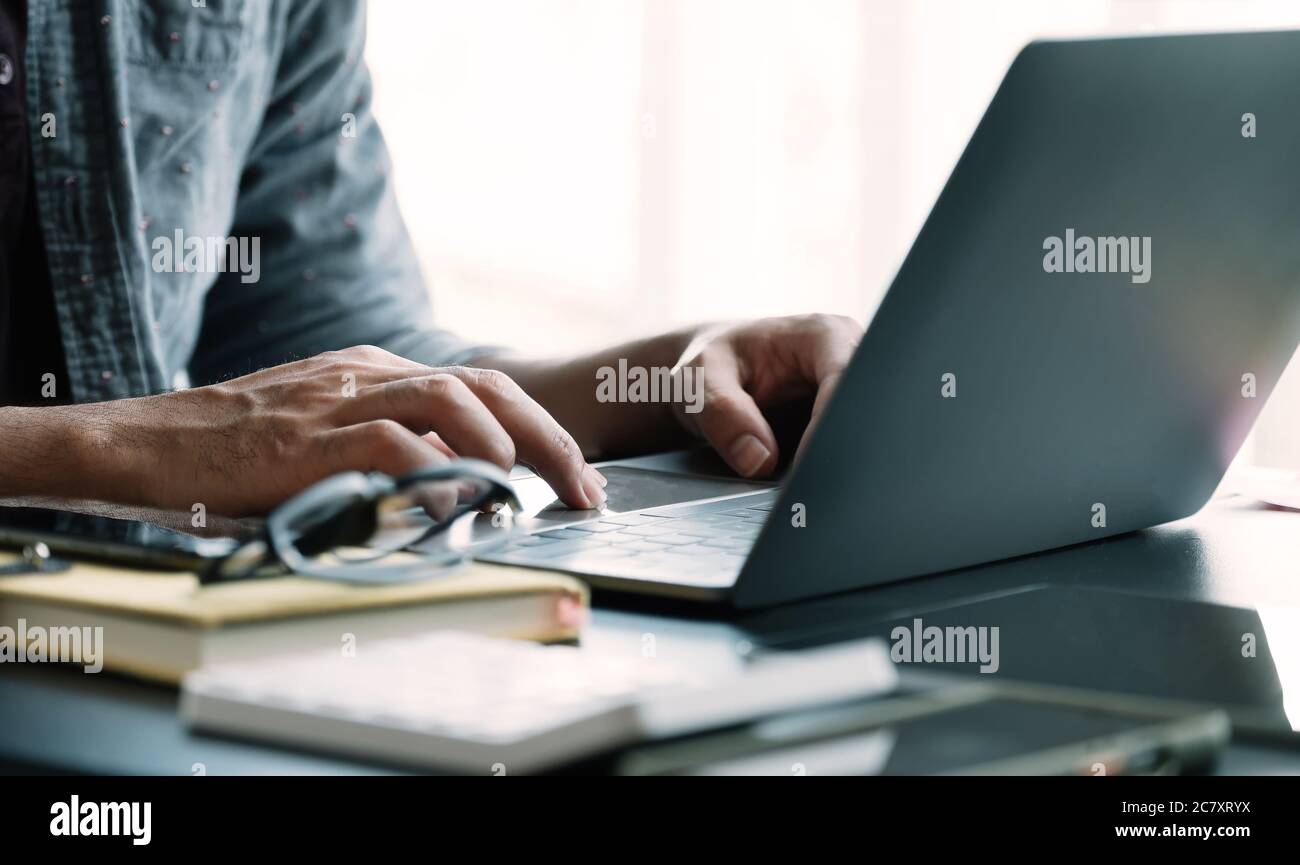 Nahaufnahme Geschäftsmann mit Laptop-Computer zu Hause Stockfoto