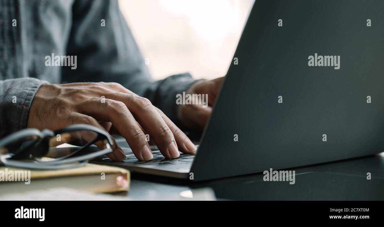 Nahaufnahme Geschäftsmann mit Laptop-Computer zu Hause Stockfoto