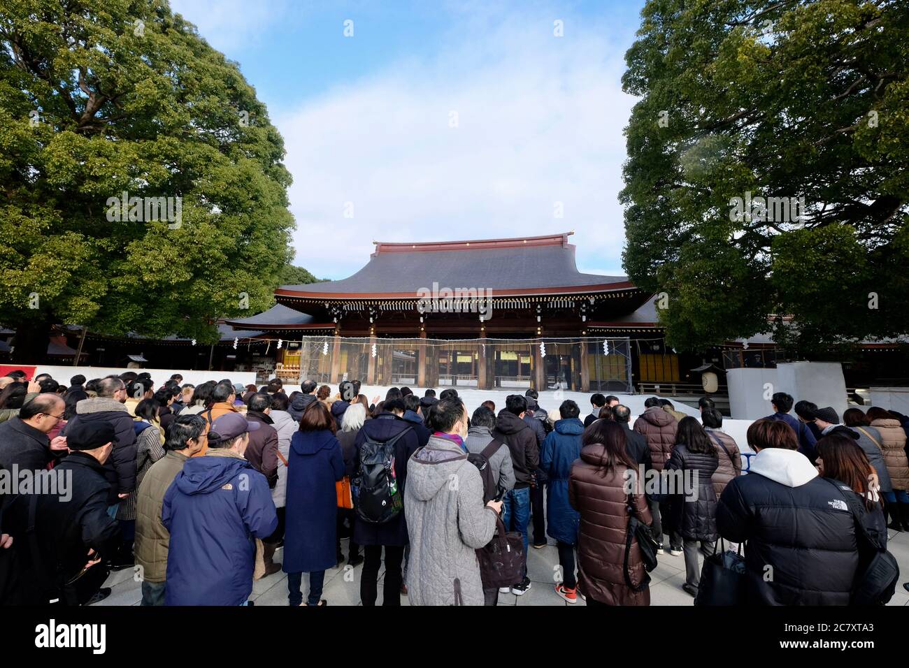 Menschen, Die Am Meiji Jingu Schrein Beten Stockfotos und -bilder