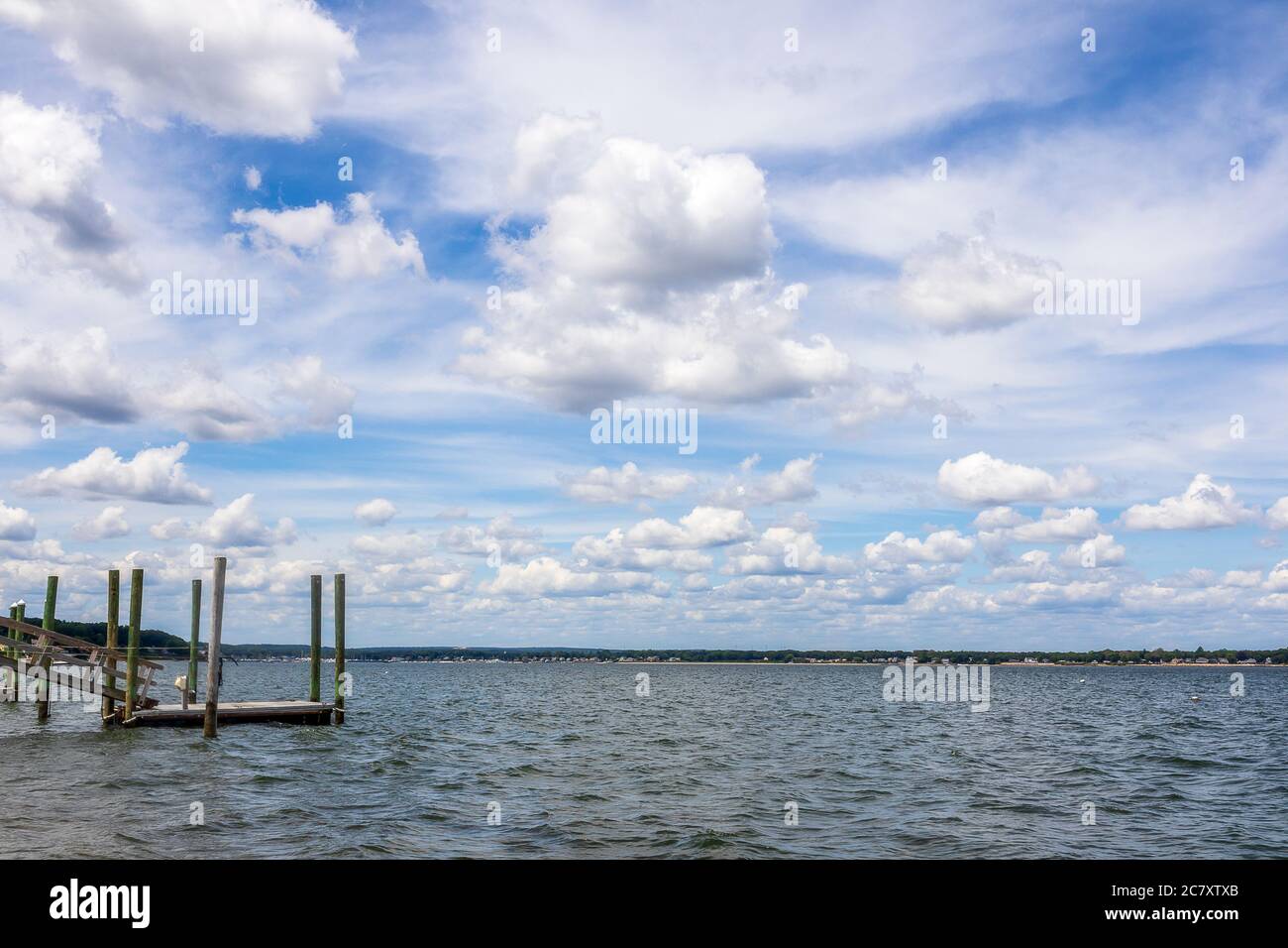 Meerblick und alte hölzerne Dock in East Greenwich, Rhode Island Stockfoto