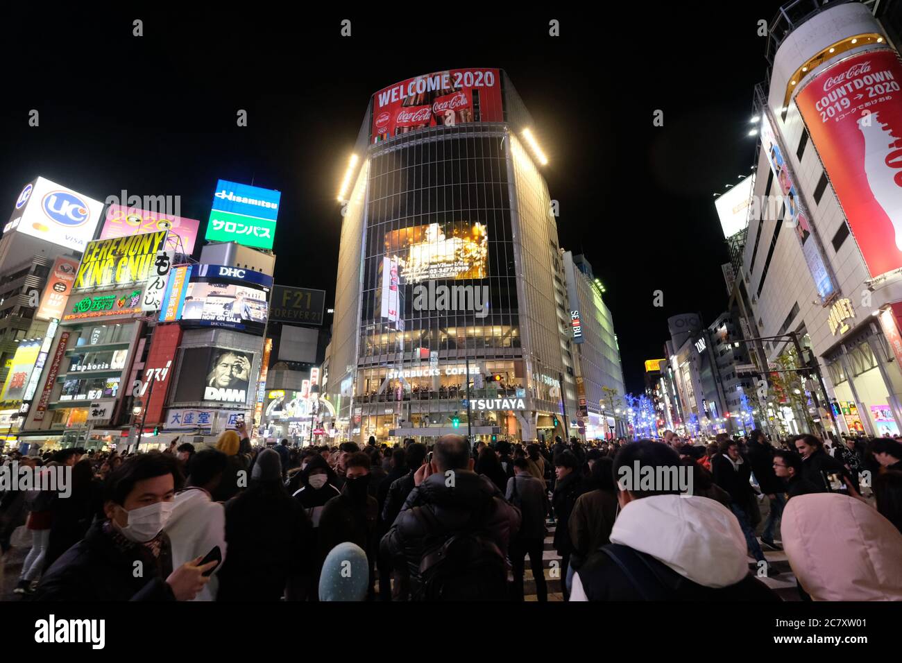 Menschenmenge in Shibuya am Silvesterabend, die auf den Countdown für das neue Jahr wartet. Ein großes Handels- und Business-Center. Weitwinkel Stockfoto