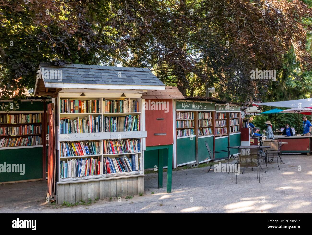 Niantic Connecticut - 17. Juni 2020: Buchbarn in Niantic Connecticut, schöner gebrauchter Buchladen im Freien. Leute, die Bücher kaufen. Stockfoto