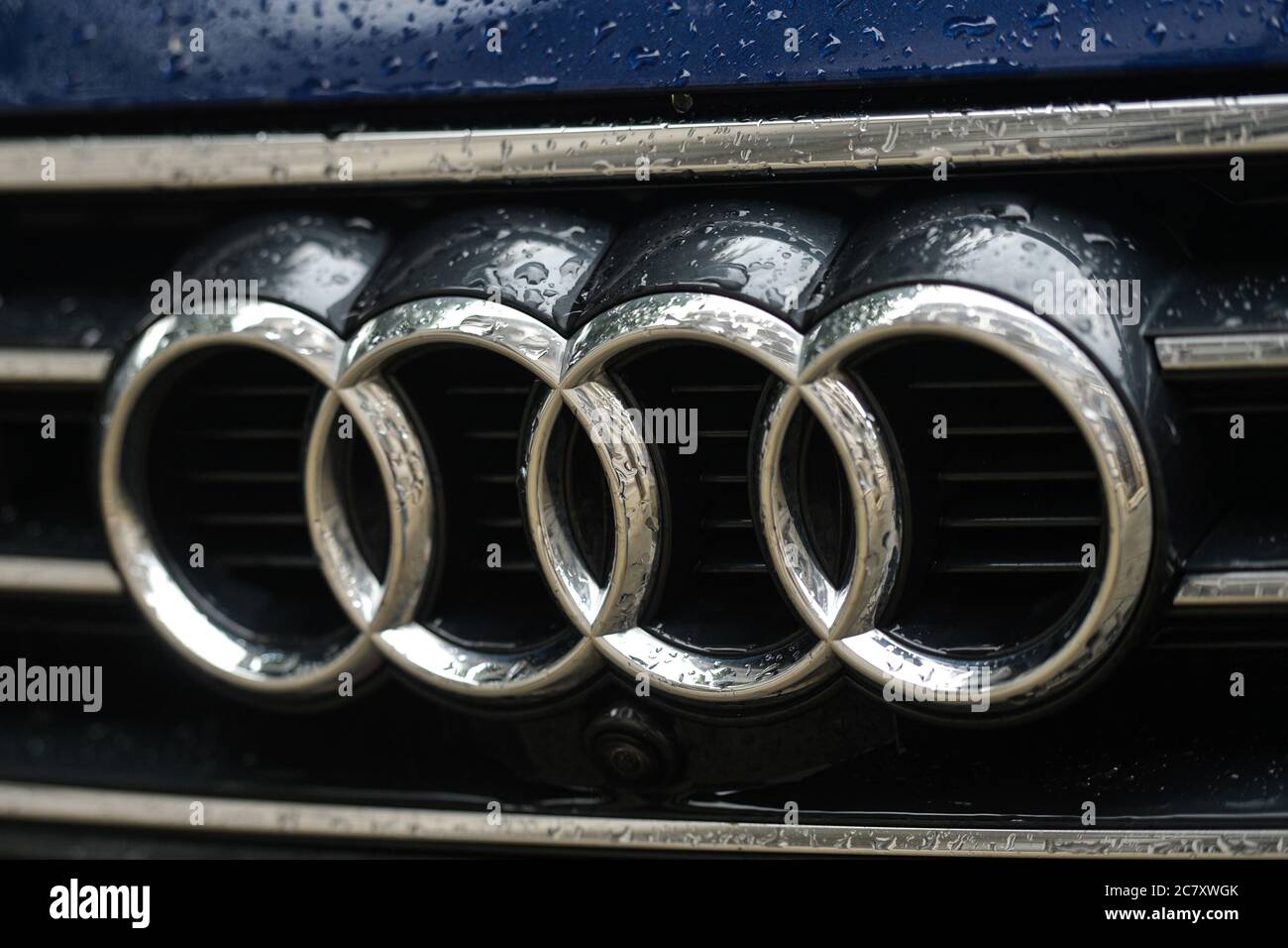 Ein Logo eines deutschen multinationalen Automobilherstellers Audi, das auf einem geparkten Auto in Krakau zu sehen ist. Stockfoto