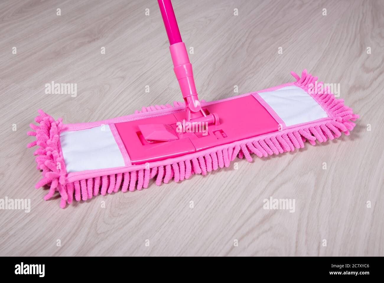Reinigungskonzept -Holzboden mit rosa Mopp Stockfotografie - Alamy