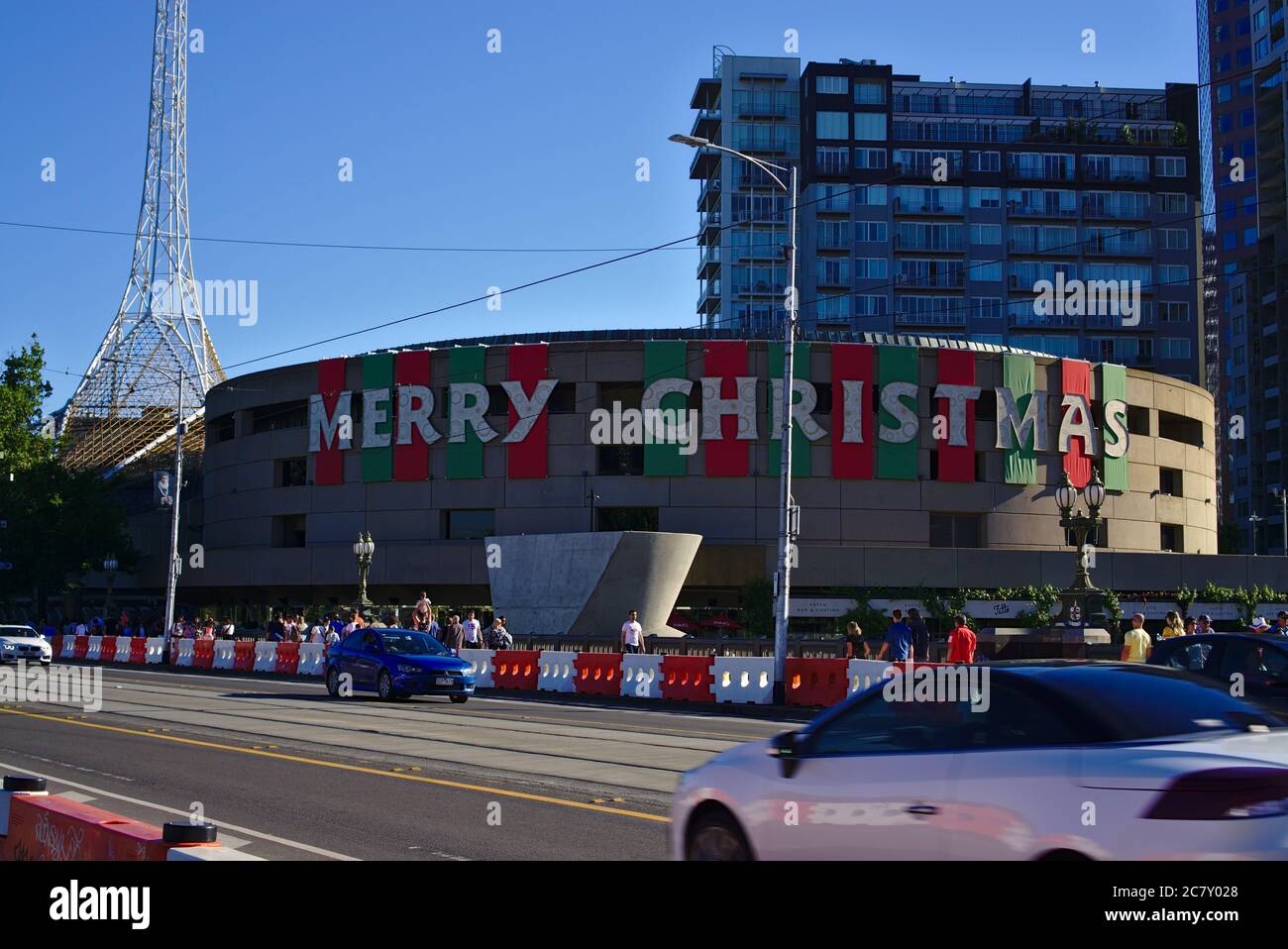 Melbourne, VIC / Australien - Dez 23 2018: Fröhliches Weihnachtsbanner auf dem Zylinderbau Stockfoto