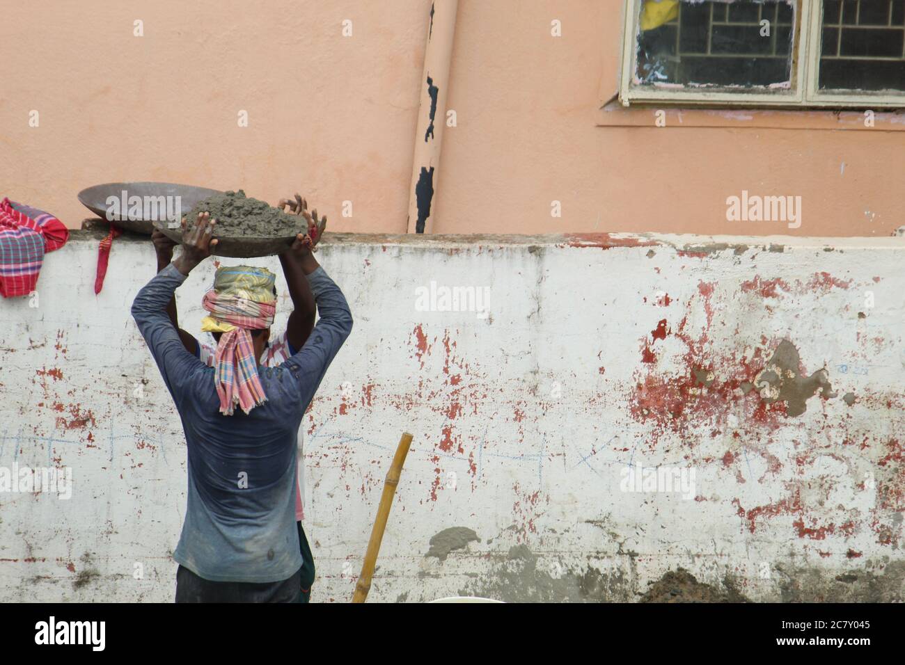Kolkata, Westbengalen/Indien - Juli 2020: Wanderarbeiter und lokale Arbeiter arbeiten für die Bauindustrie in Barasat, N.24 Parganas. Stockfoto
