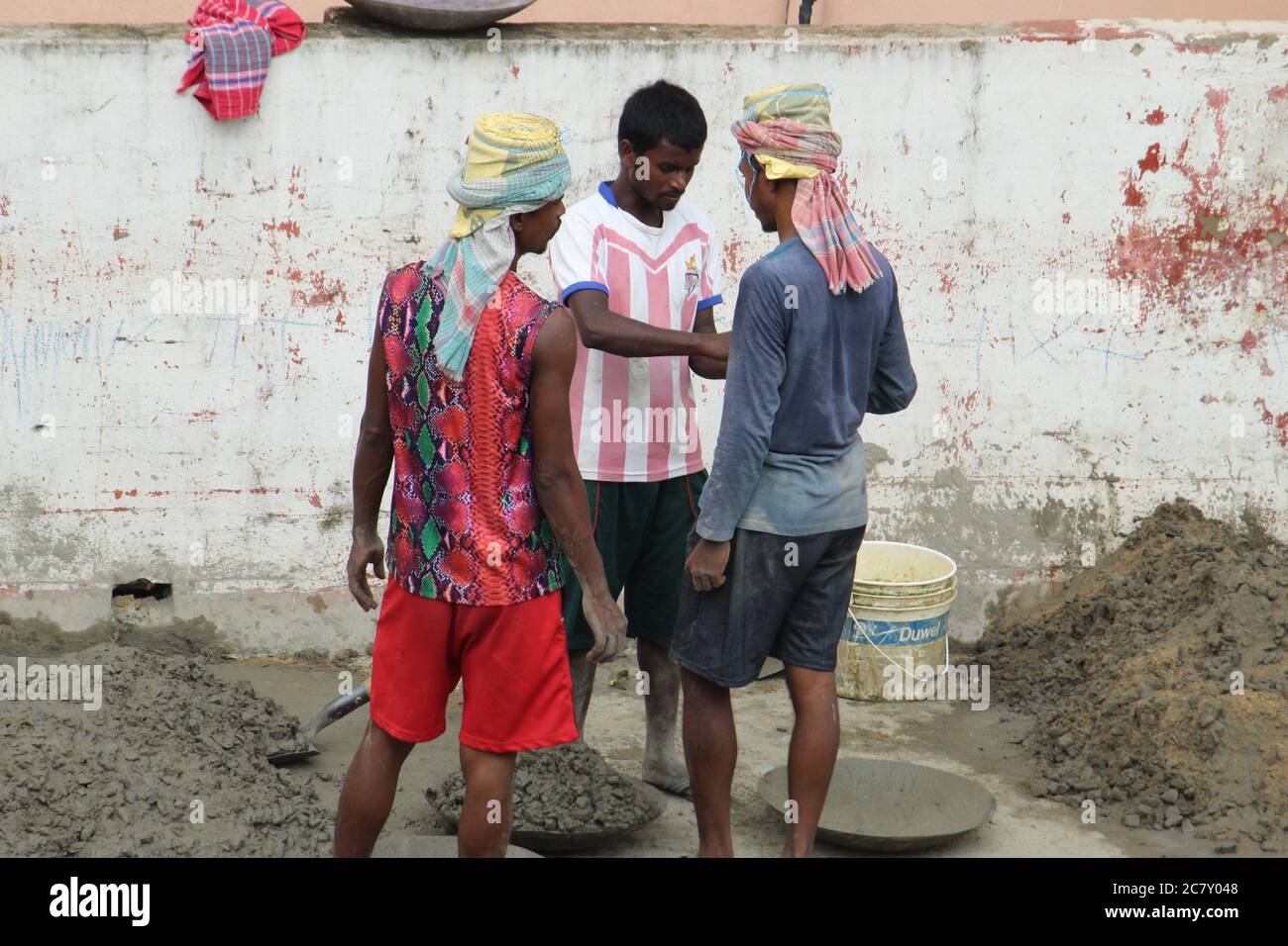 Kolkata, Westbengalen/Indien - Juli 2020: Wanderarbeiter und lokale Arbeiter arbeiten für die Bauindustrie in Barasat, N.24 Parganas. Stockfoto