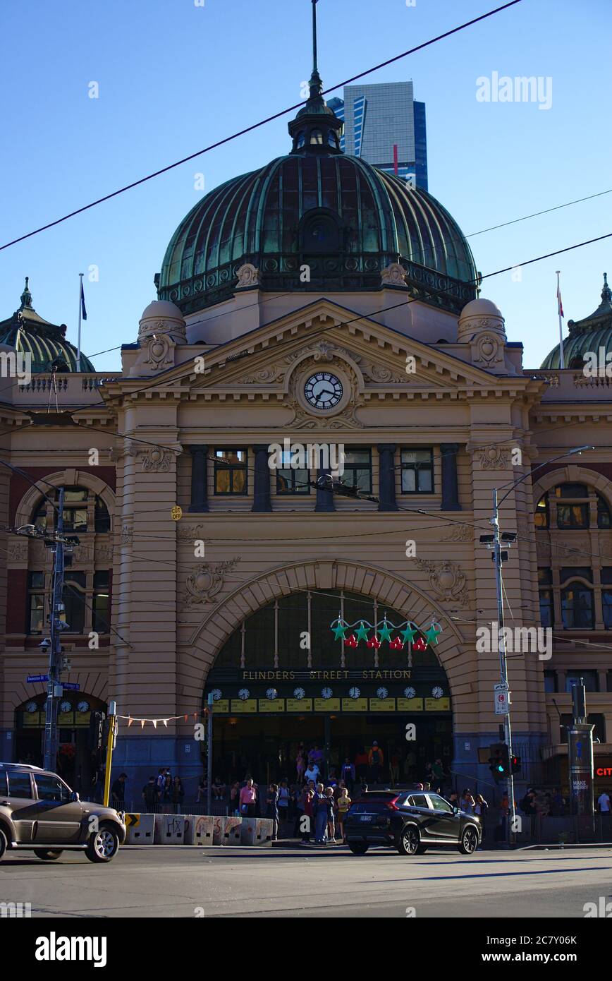 Melbourne, VIC / Australien - 23 2018. Dez.: Vorderansicht der Flinders Street Station am Sonntagnachmittag Stockfoto