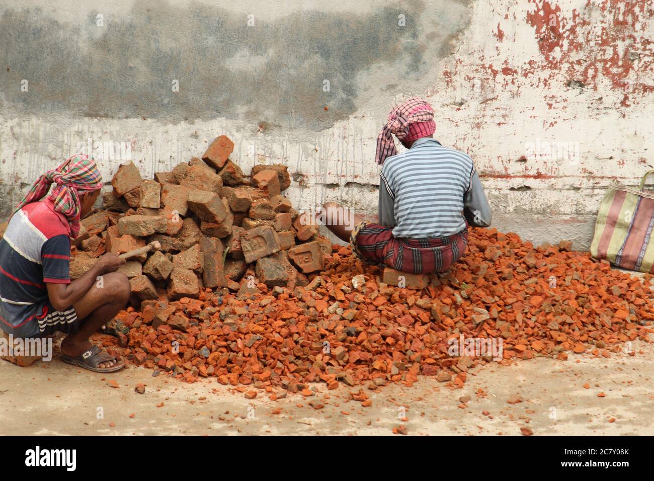 Kolkata, Westbengalen/Indien - Juli 2020: Wanderarbeiter und lokale Arbeiter arbeiten für die Bauindustrie in Barasat, N.24 Parganas. Stockfoto