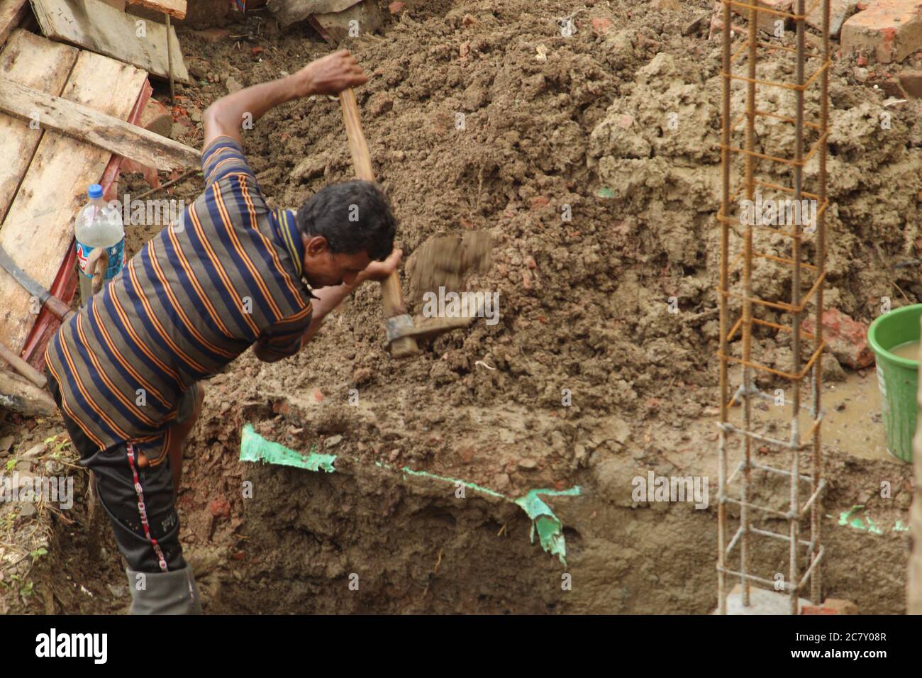 Kolkata, Westbengalen/Indien - Juli 2020: Wanderarbeiter und lokale Arbeiter arbeiten für die Bauindustrie in Barasat, N.24 Parganas. Stockfoto