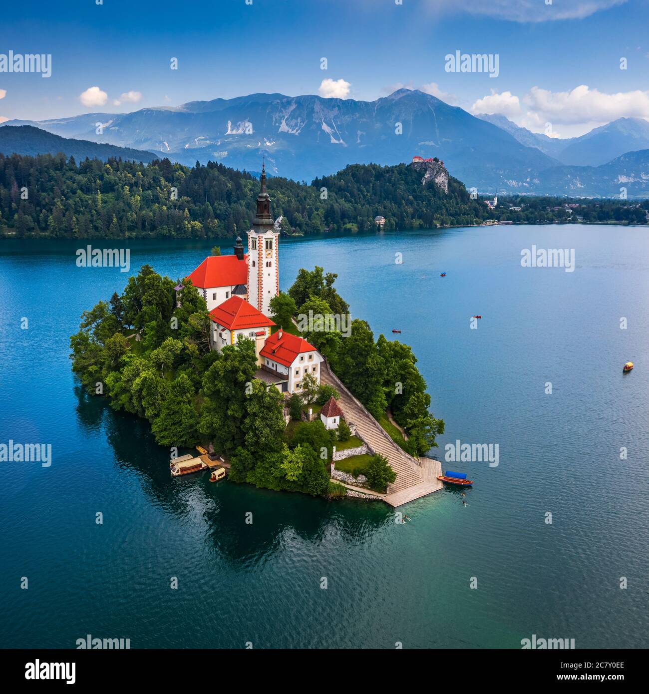 Der See von Bled, Slowenien - Schöne Luftaufnahme des Sees Bled (Blejsko Jezero) mit der Wallfahrtskirche Mariä Himmelfahrt der Maria auf einer kleinen Insel und Stockfoto