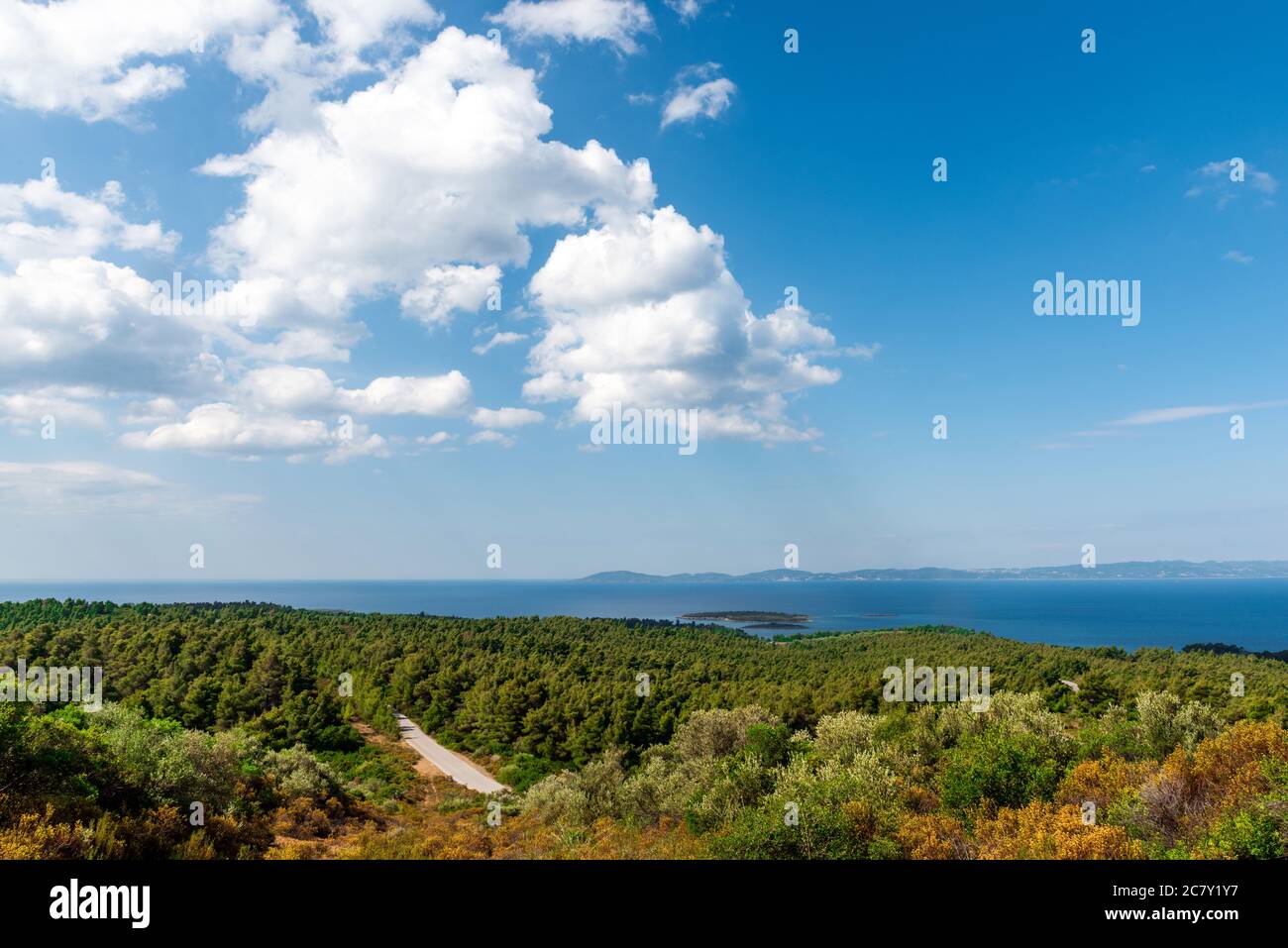 Schöne Landschaft mit Blick auf das Meer, die Felsen und die schöne Wolken im blauen Himmel Stockfoto