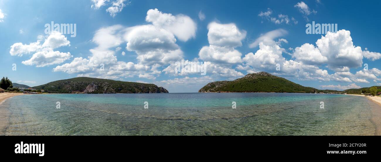 Landschaft mit Strand, das Meer und die schöne Wolken im blauen Himmel Stockfoto