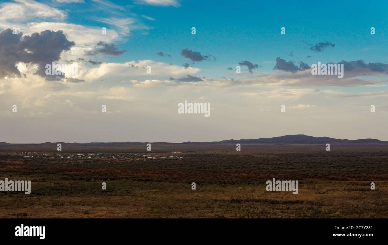 ABORIGINE-GEMEINSCHAFT IM AUSTRALISCHEN BUSCH Stockfoto