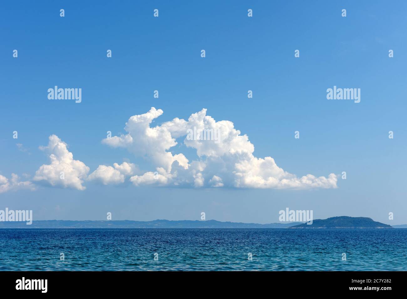 Schöne Landschaft mit blauem Himmel und Wolken an einem sonnigen Tag Stockfoto