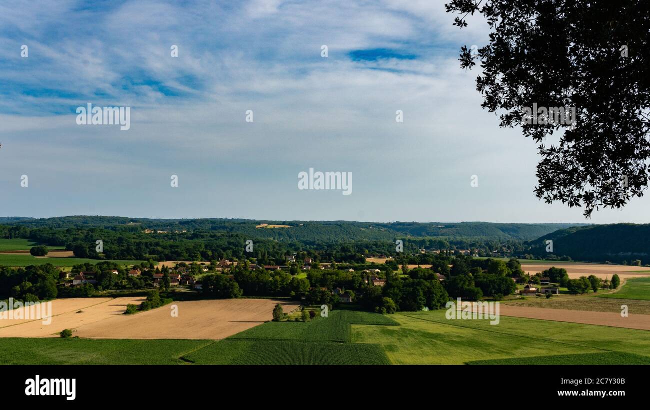 Vue éloignée d'un Village du Périgord Noir en Dordogne, Nouvelle Aquitaine. Stockfoto