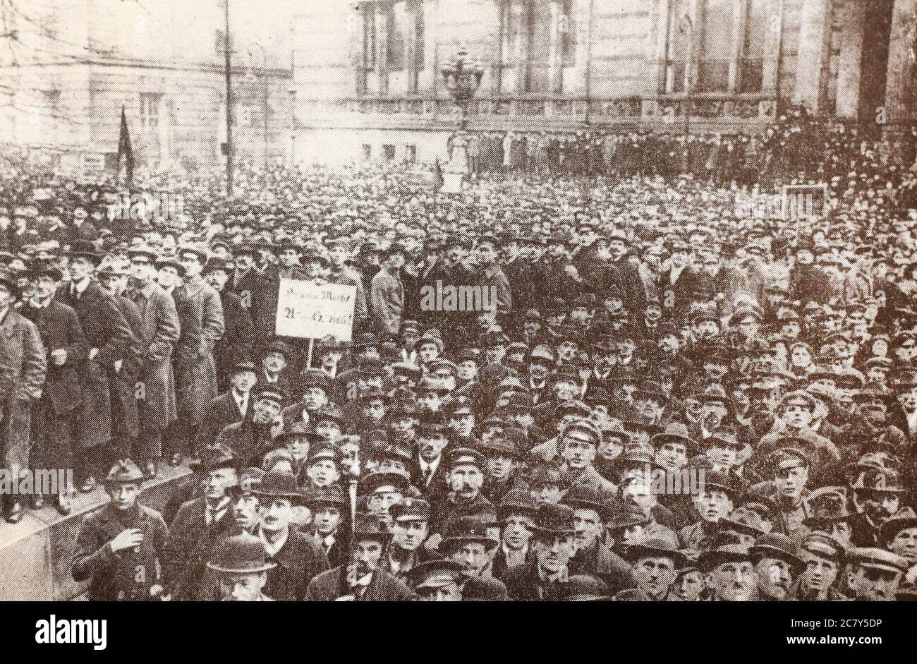 Demonstration am 16. Dezember 1918 in Berlin vor dem Gebäude, in dem sich der All-German Congress of Workers and Soldiers Sowjets traf. Stockfoto