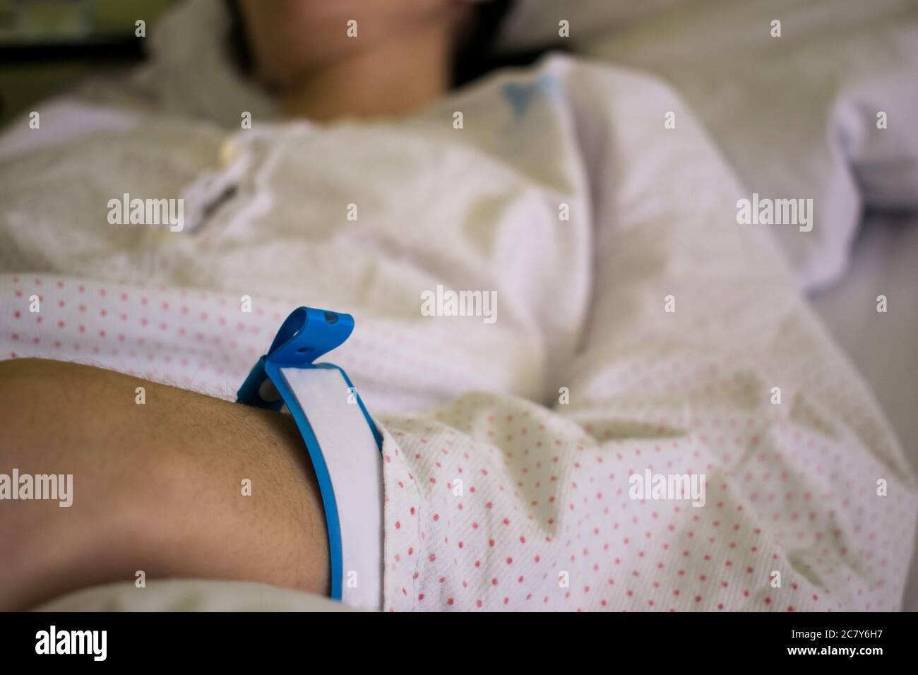 Eine Hand der Patientin mit Krankenhaus Armband während der Krankenhausaufenthalt und Erholung. Nahaufnahme. Stockfoto