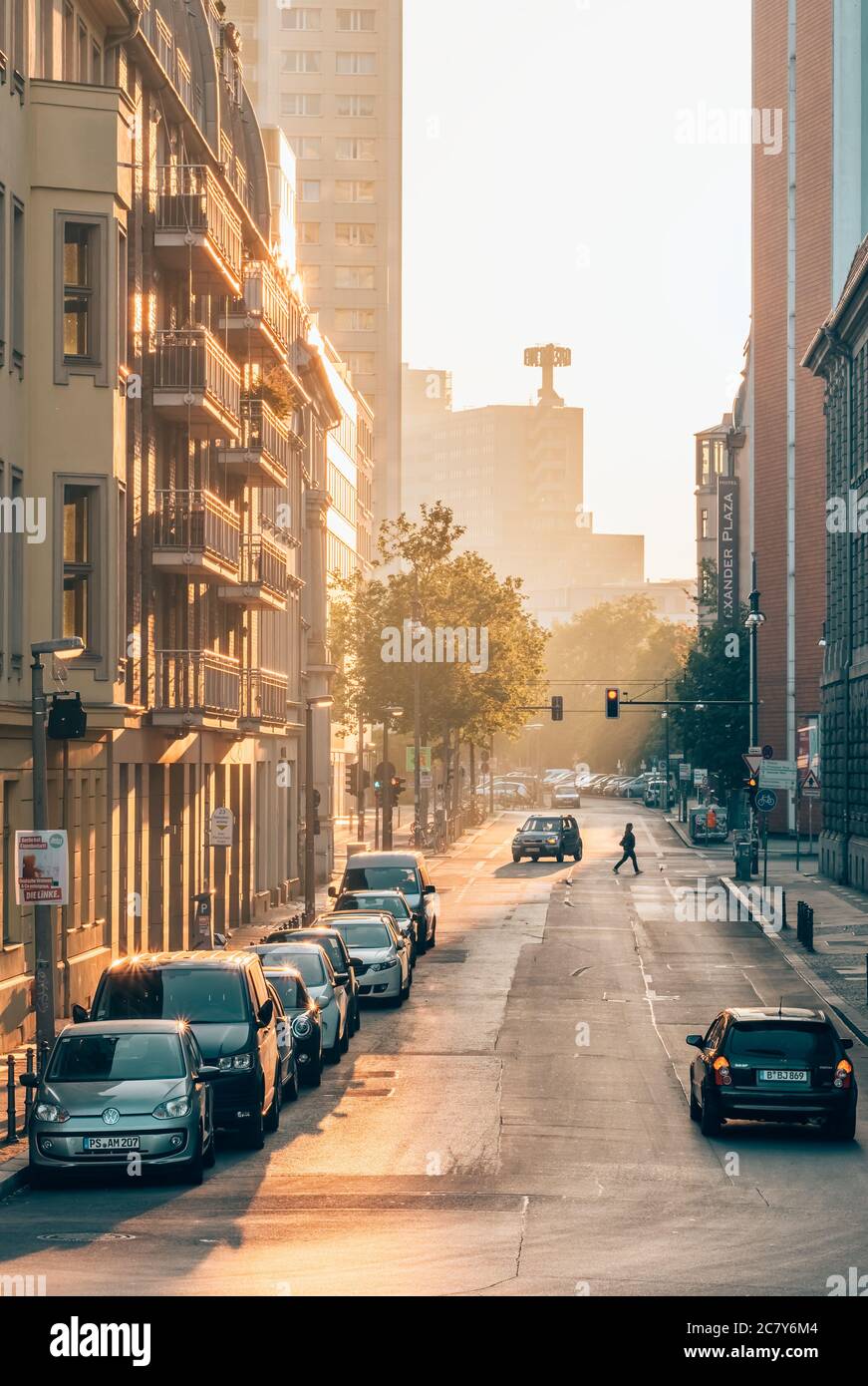 Berliner Stadtstraßenstimmung bei Sonnenuntergang. Stockfoto