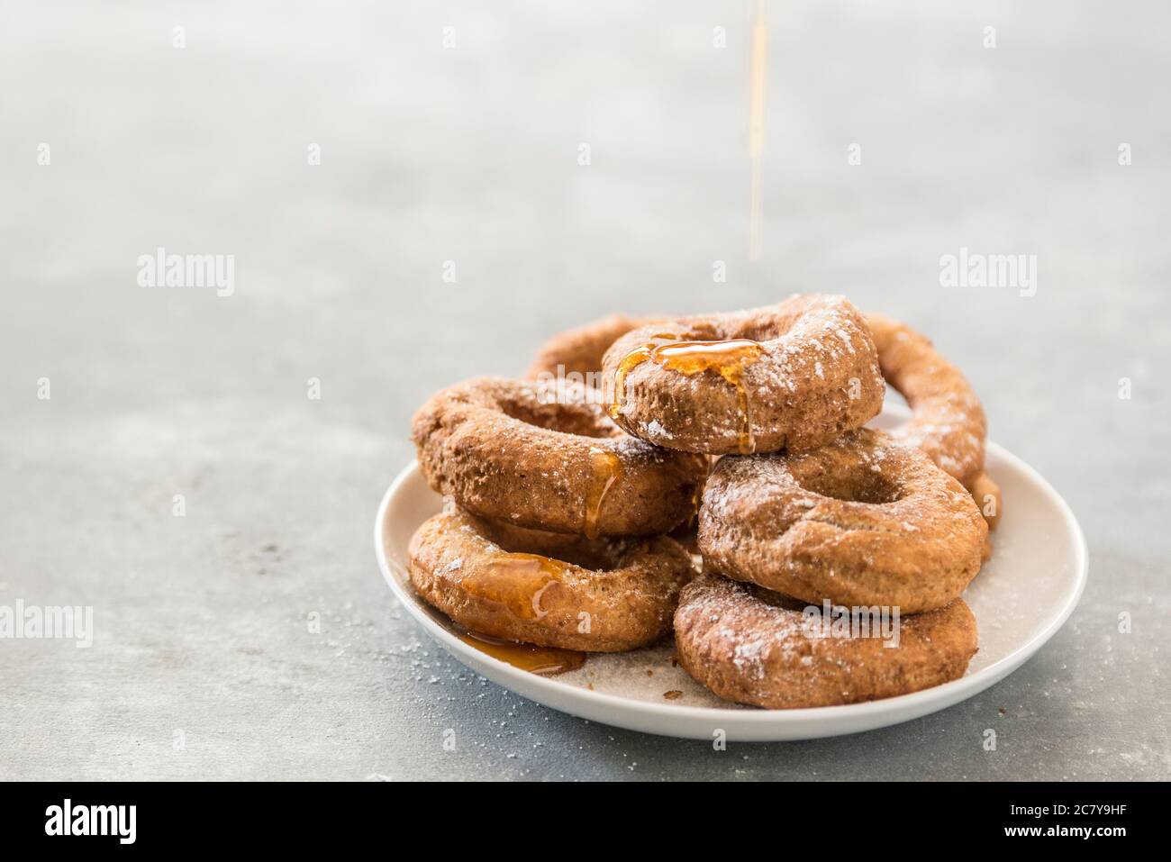 Donuts und Honig Hand gemacht Stockfoto