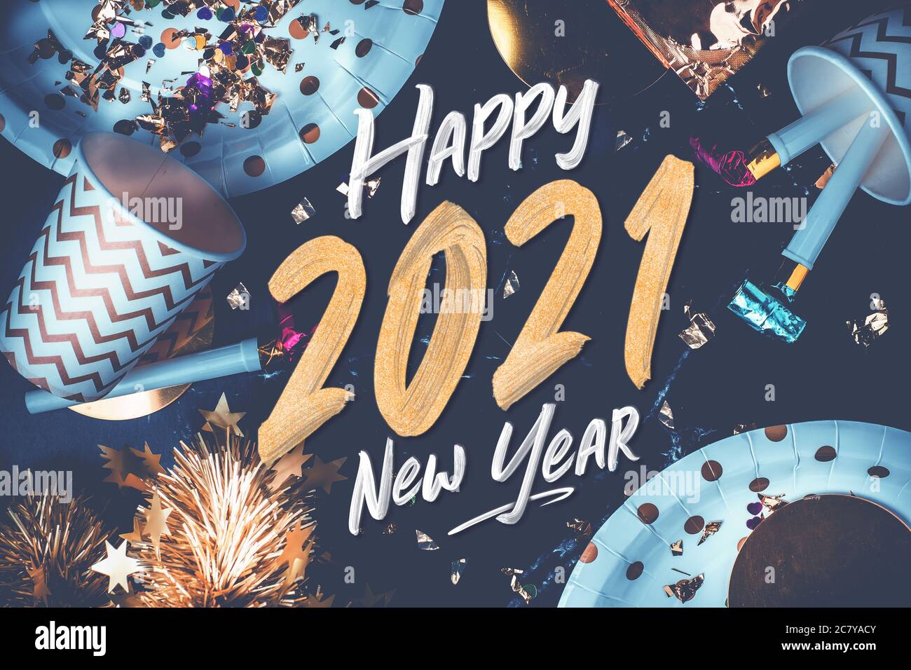 2021 Happy New year Hand Pinsel Storke Schriftart auf Marmortisch mit Party-Tasse, Party-Gebläse, Lametta, confetti.Fun feiern Urlaub Party Zeit Tischtop Stockfoto