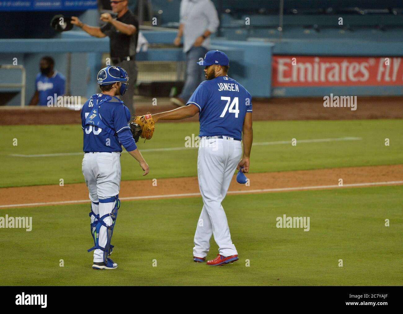 Los Angeles, Usa. Juli 2020. Los Angeles Dodgers' Schlusskanier Kenley Jansen (74) und Catcher Rocky Gale feiern am Sonntag, den 19. Juli 2020, ihren 9-2-Sieg über die Arizona Diamondbacks im Dodger Stadium in Los Angeles. Jansen zog alle drei Schlager aus, denen er im neunten auf 11 Seillängen gegenüberstand, eine Woche nachdem er dem Team spät berichtet hatte, weil er positiv auf das Coronavirus getestet hatte. Major League Baseball beginnt ihre Saison 2020, nachdem die COVID-19 Pandemie monatelange Verzögerungen verursachte. Foto von Jim Ruymen/UPI Kredit: UPI/Alamy Live Nachrichten Stockfoto