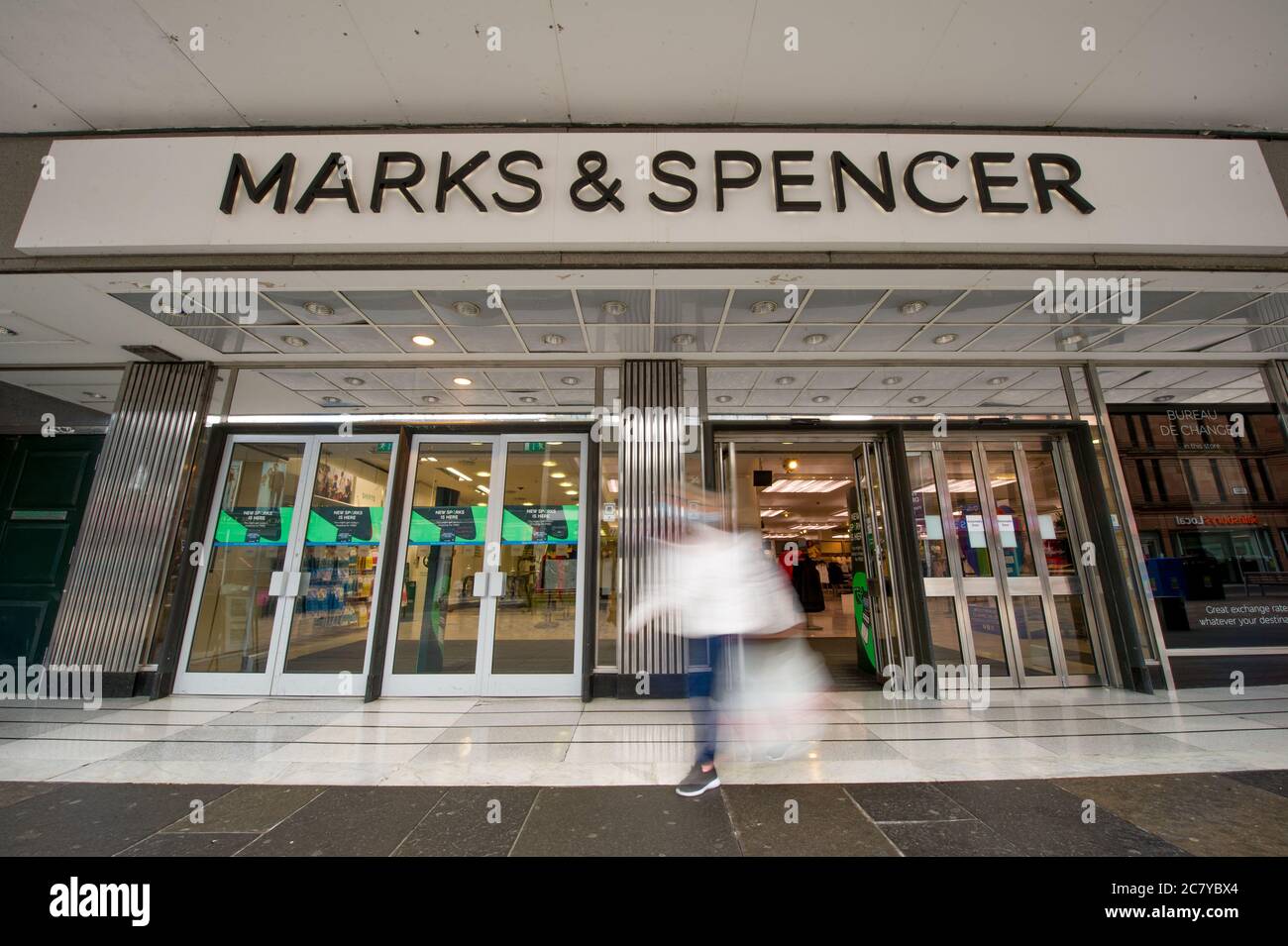 Glasgow, Schottland, Großbritannien. Juli 2020. Im Bild: Marks & Spencer (M&S) wird diese Woche über bevorstehende Pläne für Hunderte von Stellenabbau informieren, da es zum neuesten prominenten Einzelhändler wird, der seine Belegschaft im Zuge der Coronavirus-Pandemie umstrukturiert. Quelle: Colin Fisher/Alamy Live News Stockfoto