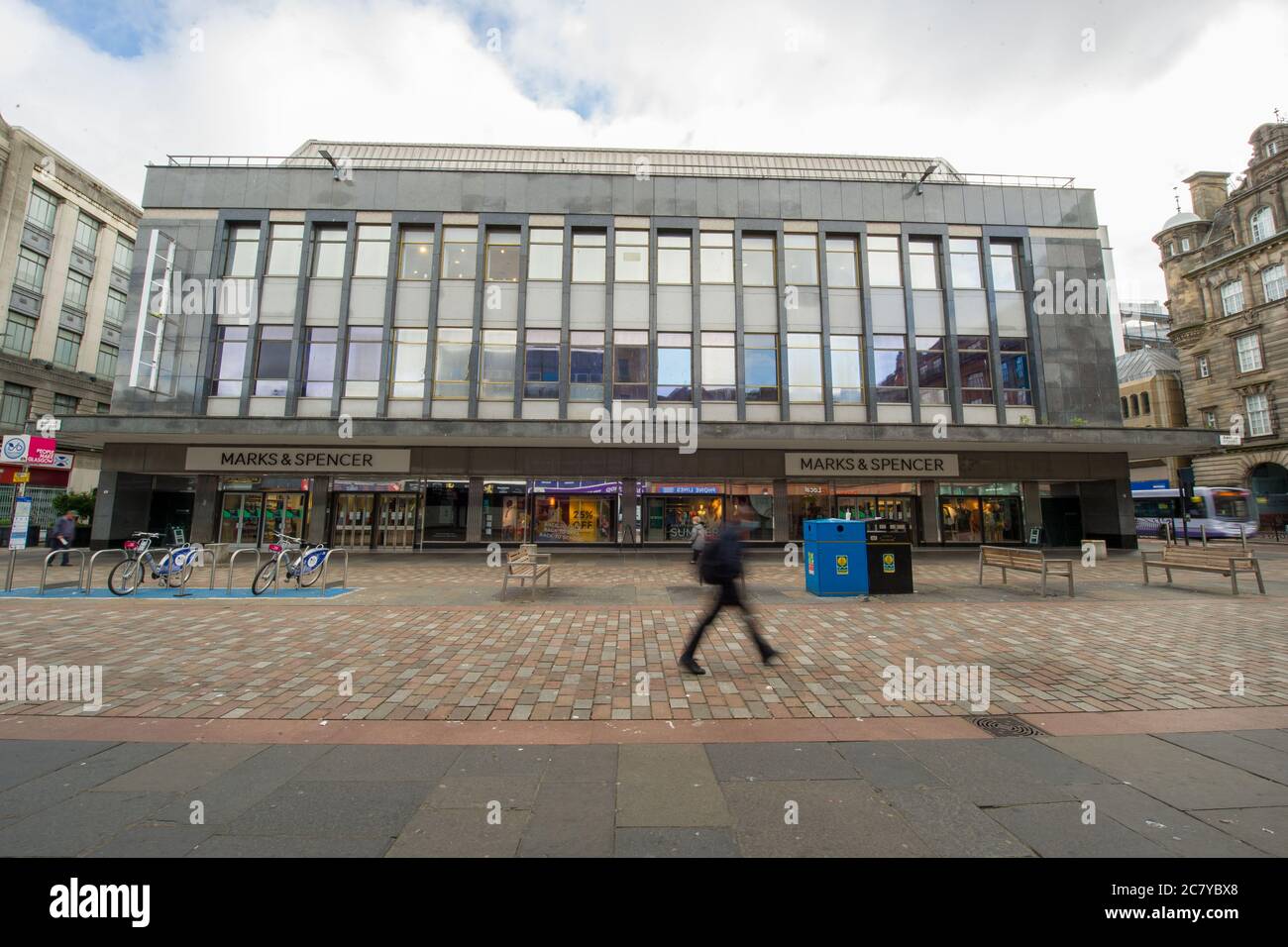 Glasgow, Schottland, Großbritannien. Juli 2020. Im Bild: Marks & Spencer (M&S) wird diese Woche über bevorstehende Pläne für Hunderte von Stellenabbau informieren, da es zum neuesten prominenten Einzelhändler wird, der seine Belegschaft im Zuge der Coronavirus-Pandemie umstrukturiert. Quelle: Colin Fisher/Alamy Live News Stockfoto