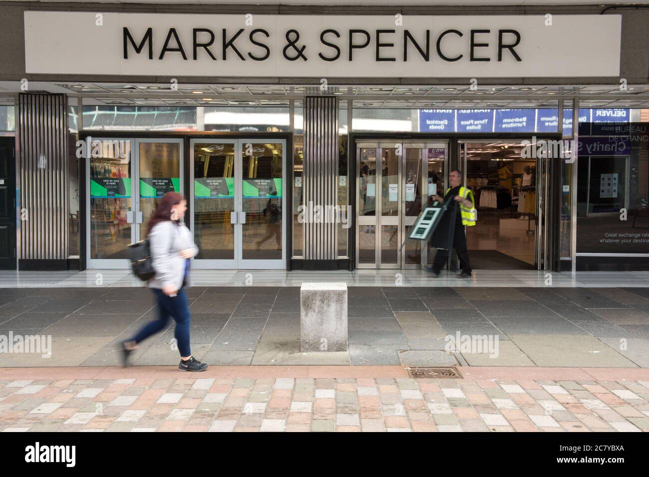 Glasgow, Schottland, Großbritannien. Juli 2020. Im Bild: Marks & Spencer (M&S) wird diese Woche über bevorstehende Pläne für Hunderte von Stellenabbau informieren, da es zum neuesten prominenten Einzelhändler wird, der seine Belegschaft im Zuge der Coronavirus-Pandemie umstrukturiert. Quelle: Colin Fisher/Alamy Live News Stockfoto