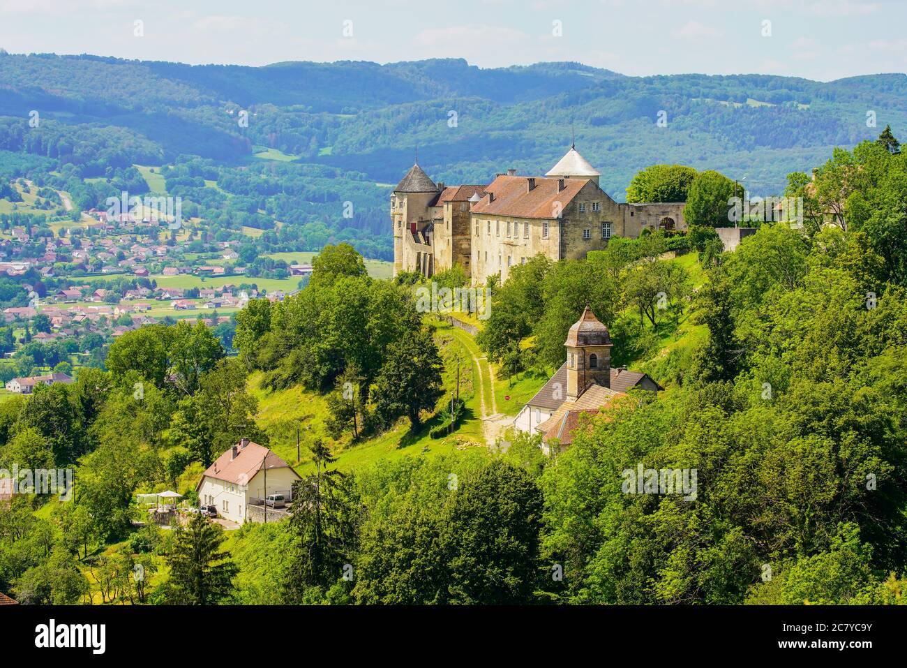 Mittelalterliches Schloss von Belvoir im Département Doubs der Region Bourgogne-Franche-Comte in Frankreich. Mit Blick auf Belvoir Dorf und das Tal Stockfoto