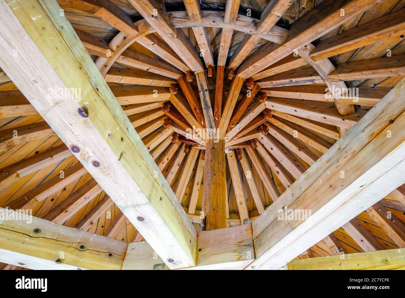 Burgturm (Donjon) Dachkonstruktion im mittelalterlichen Schloss (Schloss) de Belvoir in Doubs Abteilung der Region Bourgogne-Franche-Comte in Frankreich. Stockfoto