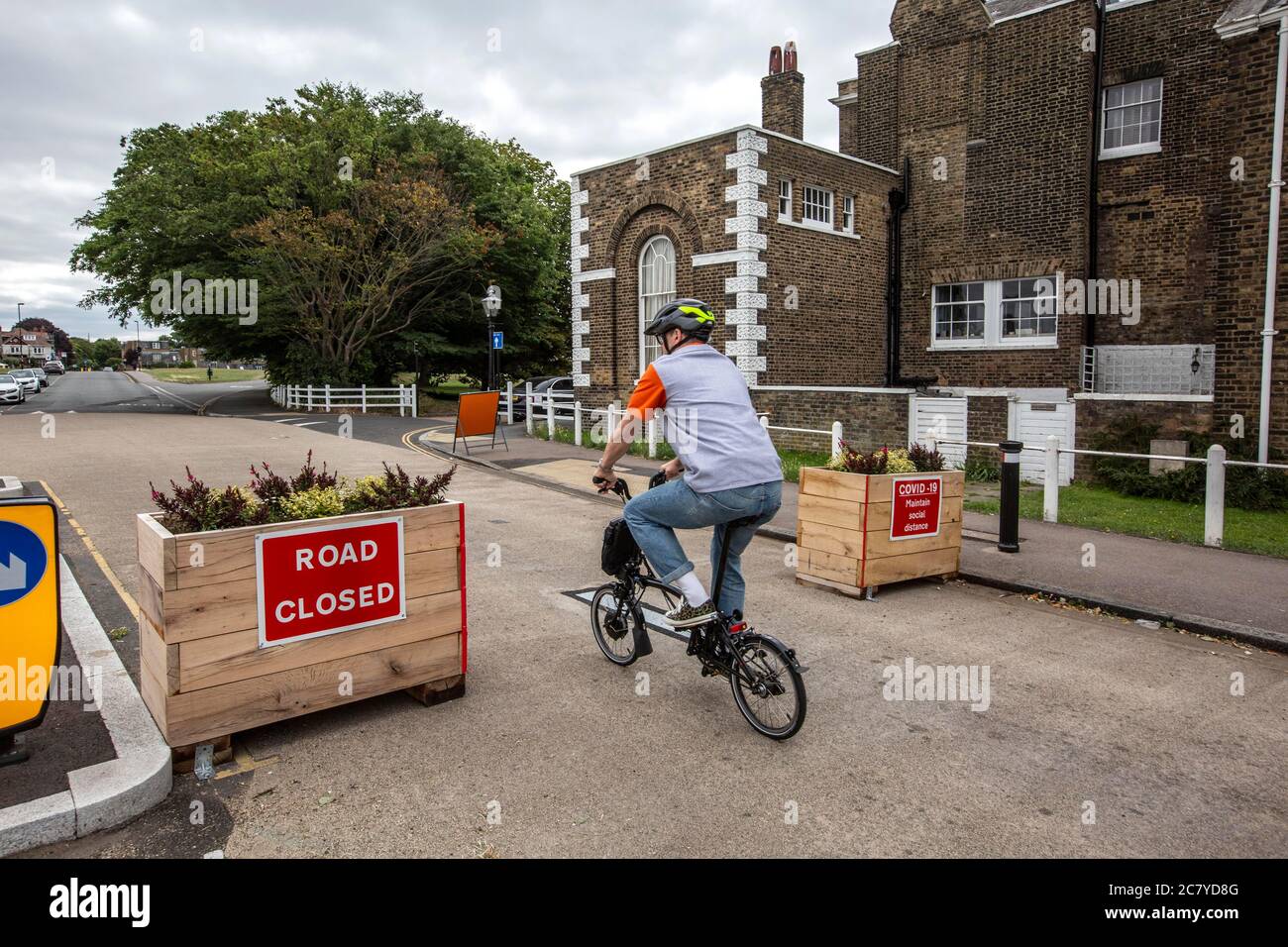 London Straßensperren, um den Verkehr zu beschränken, um "Fahrrad Autobahnen" zu schaffen und zu fördern Radfahren & Luftverschmutzung zu reduzieren in South Row, Blackheath, London Stockfoto