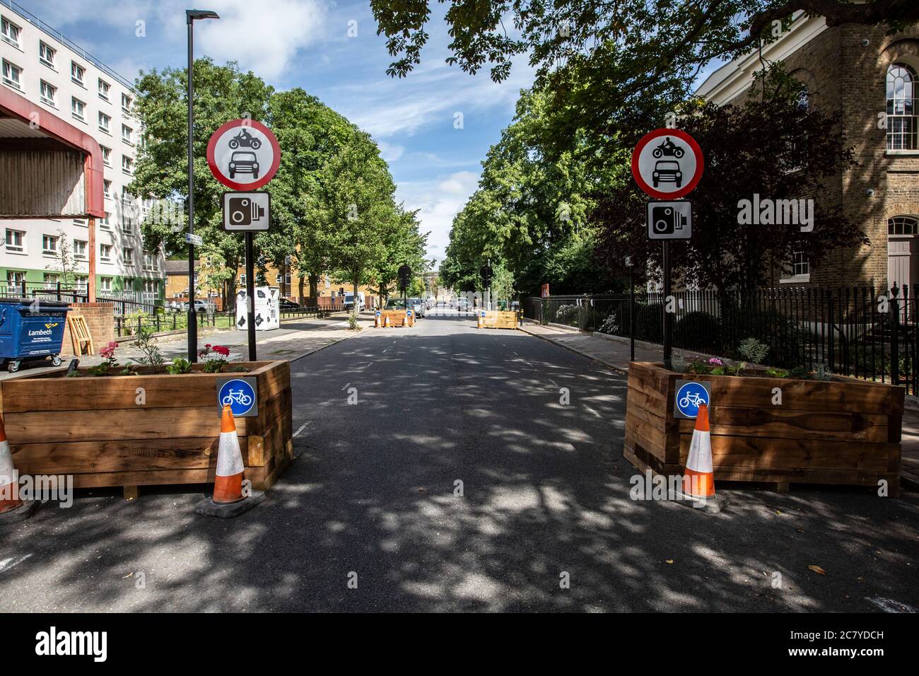 London Straßensperren, um den Verkehr zu beschränken, um "Fahrrad-Autobahnen" zu schaffen und zu fördern Radfahren & Luftverschmutzung auf Matthew's Road, Lambeth, SW2 zu reduzieren Stockfoto