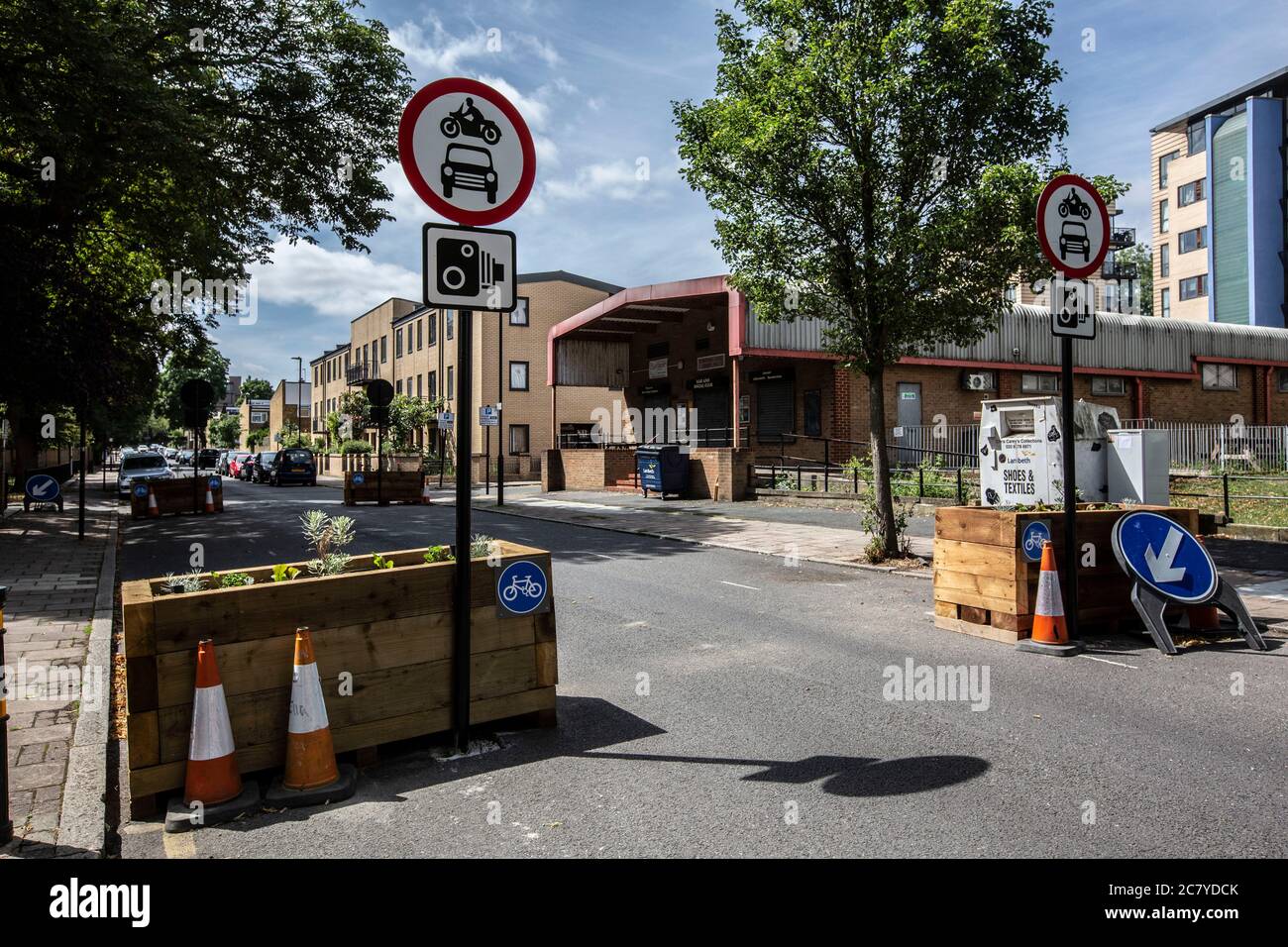 London Straßensperren, um den Verkehr zu beschränken, um "Fahrrad-Autobahnen" zu schaffen und zu fördern Radfahren & Luftverschmutzung auf Matthew's Road, Lambeth, SW2 zu reduzieren Stockfoto