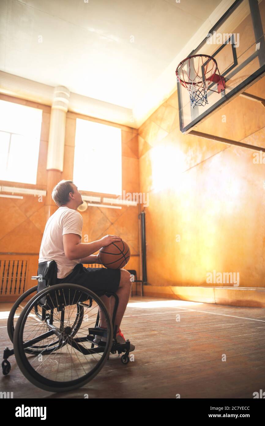 Rollstuhl Basketball Spieler mit Ball auf seinen Schoß. Stockfoto