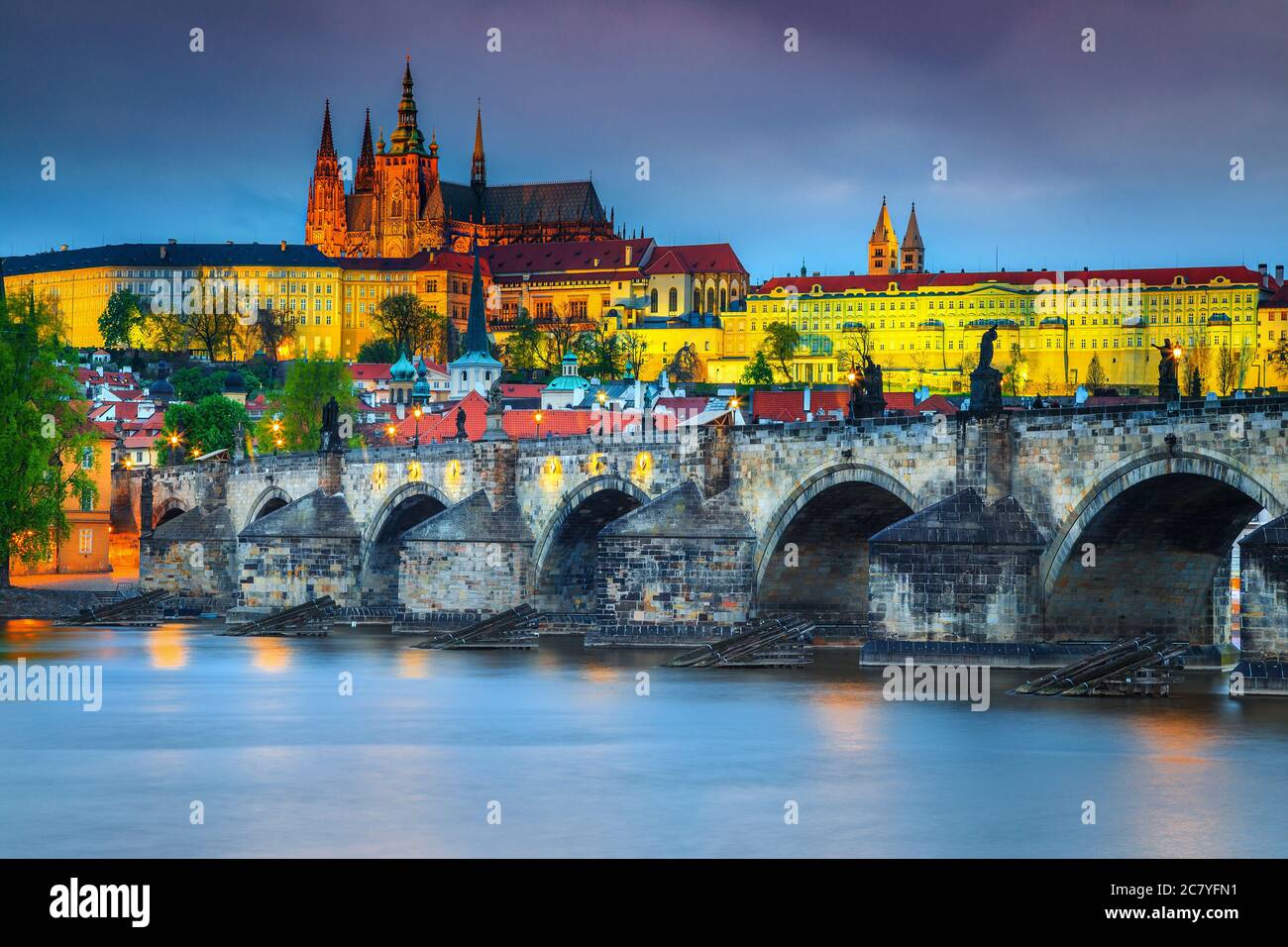 Berühmte Karlsbrücke über die Moldau in Prag am Abend. Erstaunliche Orte und majestätische Gebäude mit bunten Lichtern nach Sonnenuntergang, Prag, Stockfoto