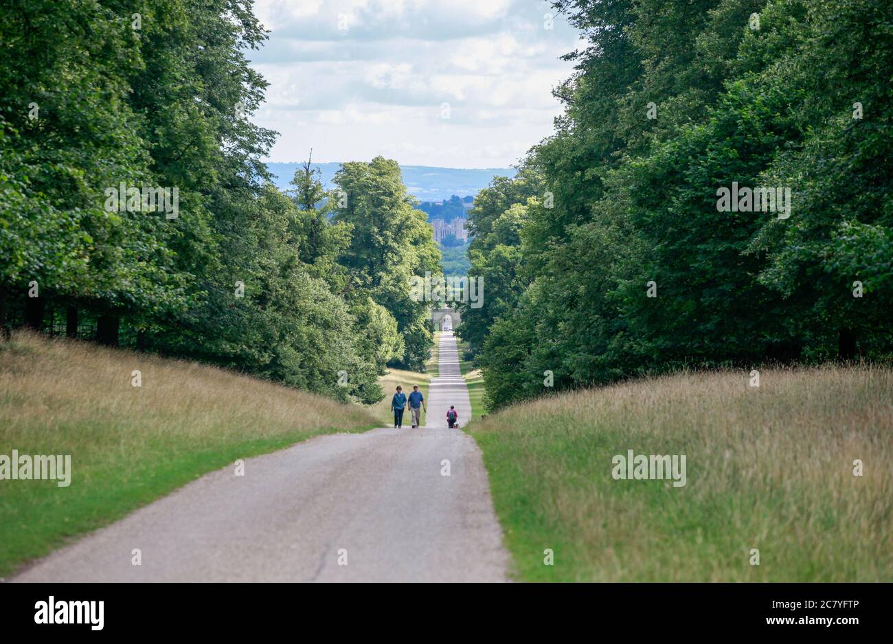 Die Einfahrt zur Fontänen Abbey und Studley Royal mit Blick hinter dem Torhaus zur Kathedrale von Ripon Stockfoto