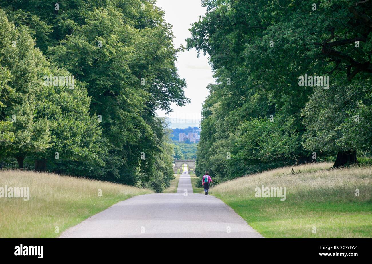 Die Einfahrt zur Fontänen Abbey und Studley Royal mit Blick hinter dem Torhaus zur Kathedrale von Ripon Stockfoto