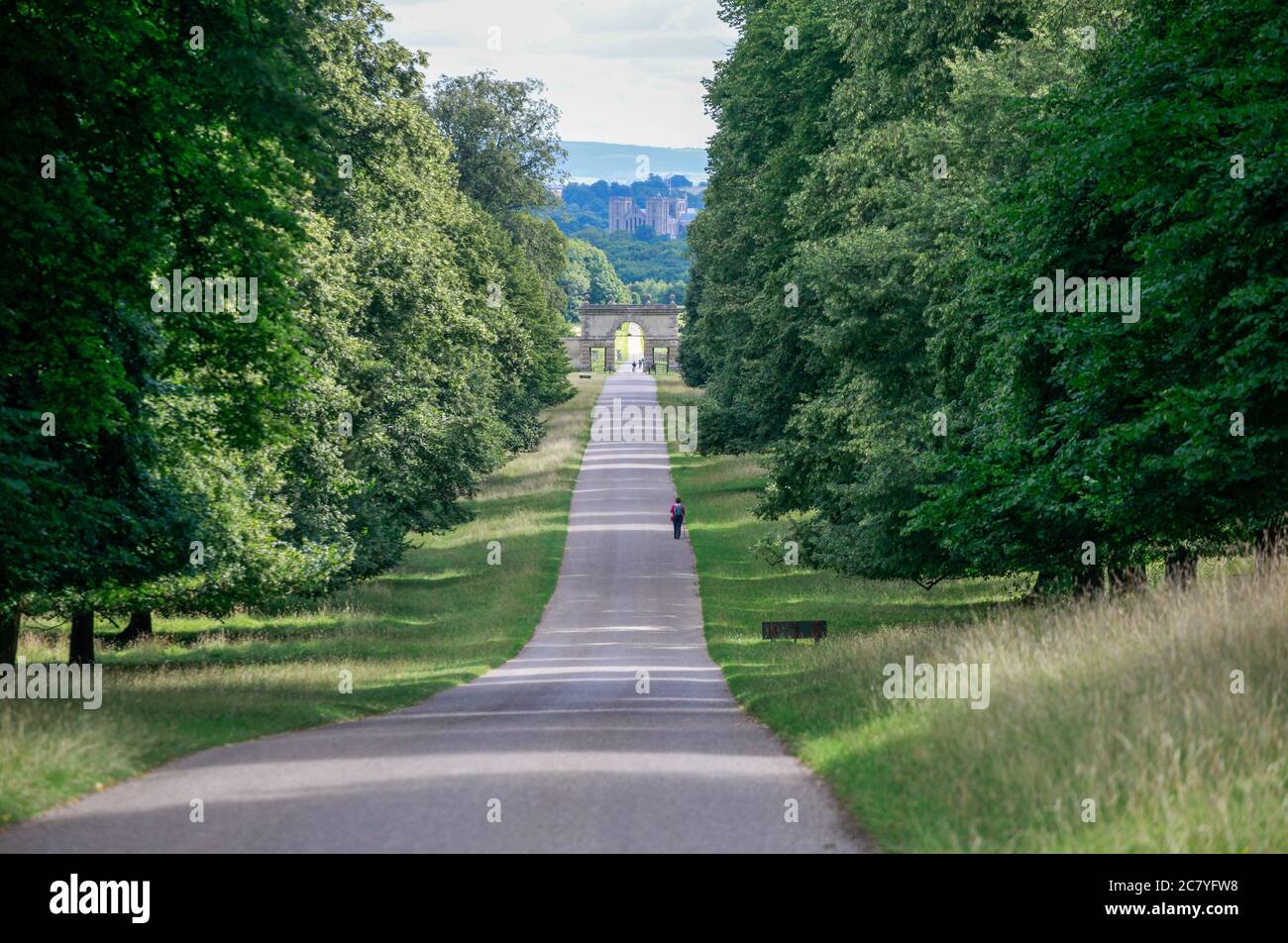 Die Einfahrt zur Fontänen Abbey und Studley Royal mit Blick hinter dem Torhaus zur Kathedrale von Ripon Stockfoto