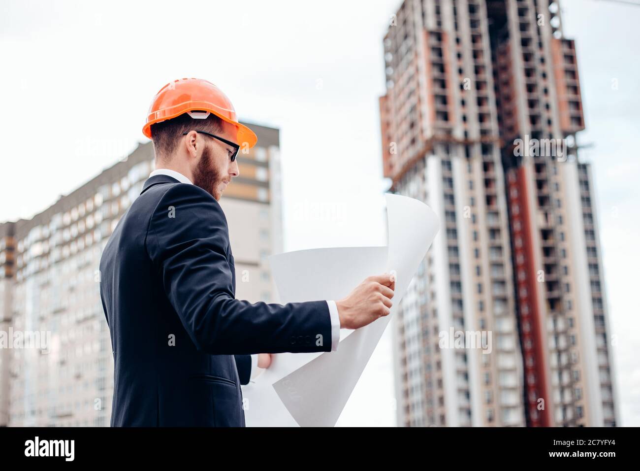 Architekt-Konzept, Architekten arbeiten mit Blaupausen im Büro Stockfoto